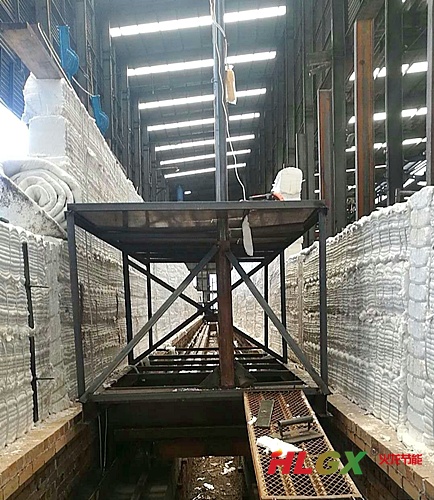 陶瓷纖維長(zhǎng)模塊施工爐內(nèi)